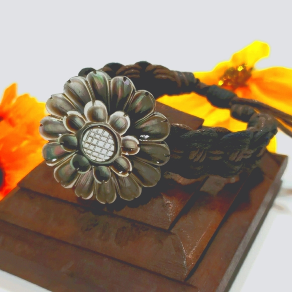 Carved Shell Flower Macrame Bracelet